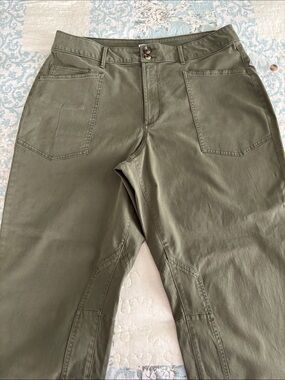 SONOMA CARGO STYLE CAPRIS in Size 16 Olive Green